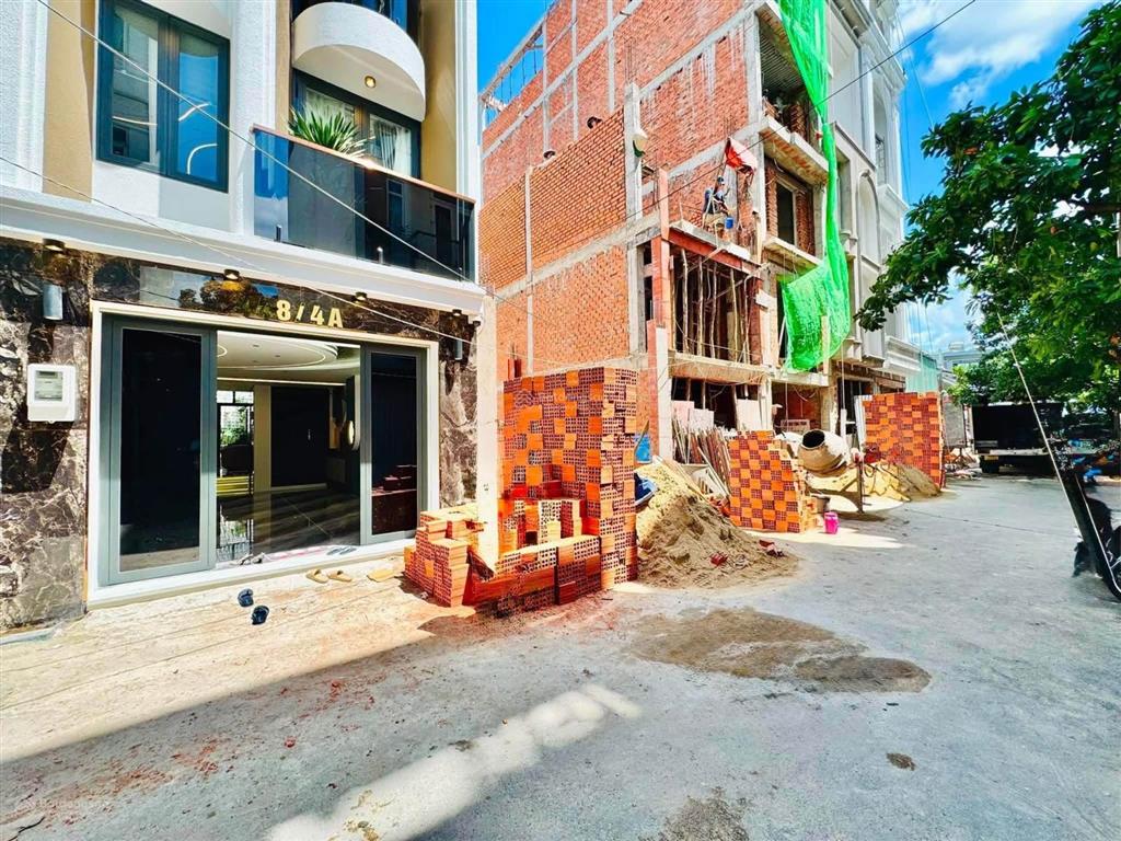 Nhà đẹp xây mới dọn ở ngay đường phạm văn chiêu, gv  giá 6 tỷ 080 / dt 80m2. hẻm 1 sẹc rộng 8m