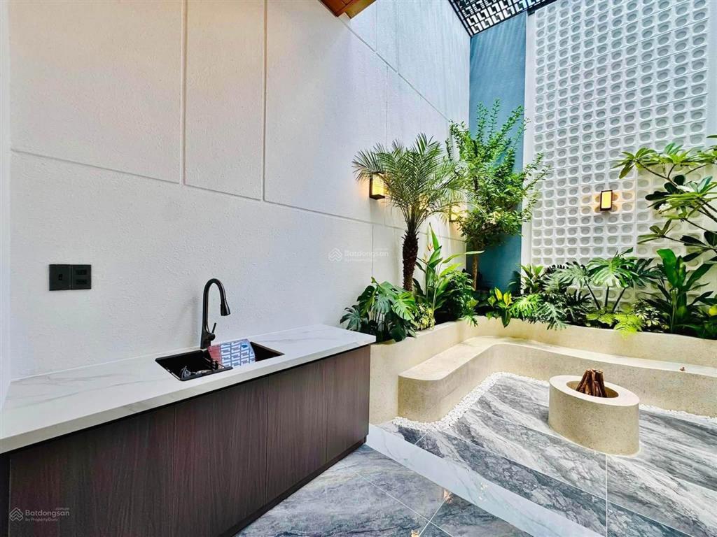 Nhà đẹp xây mới dọn ở ngay đường phạm văn chiêu, gv  giá 6 tỷ 080 / dt 80m2. hẻm 1 sẹc rộng 8m
