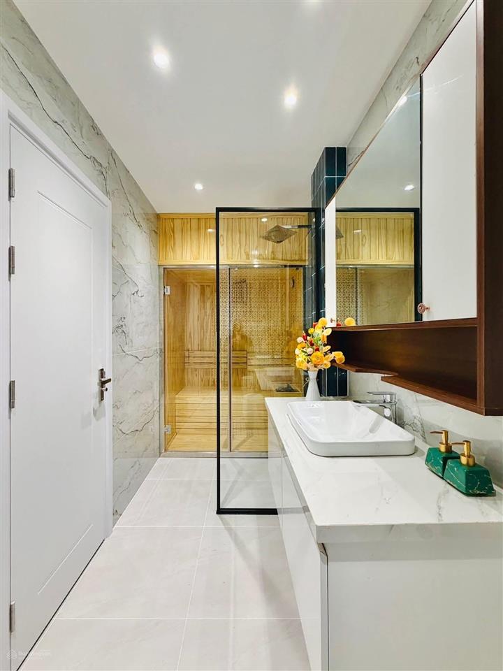 Chuyển công tác cần bán nhà lê đại hành, q11  dt 80m2. hẻm rộng 1 sẹc 7m xe hơi