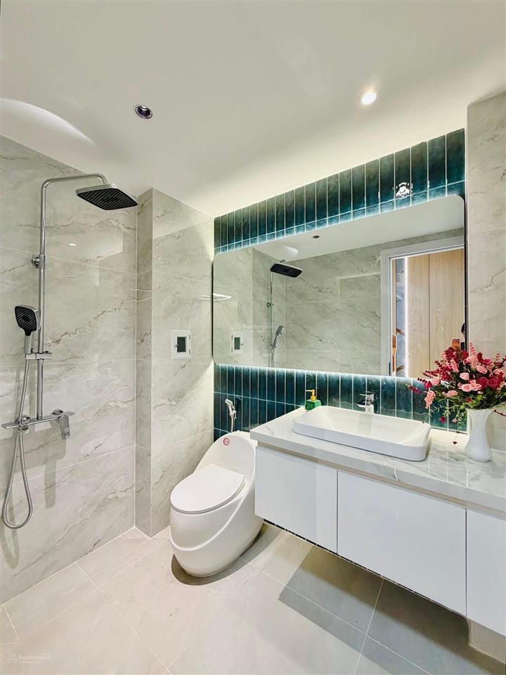 Chuyển công tác cần bán nhà lê đại hành, q11  dt 80m2. hẻm rộng 1 sẹc 7m xe hơi