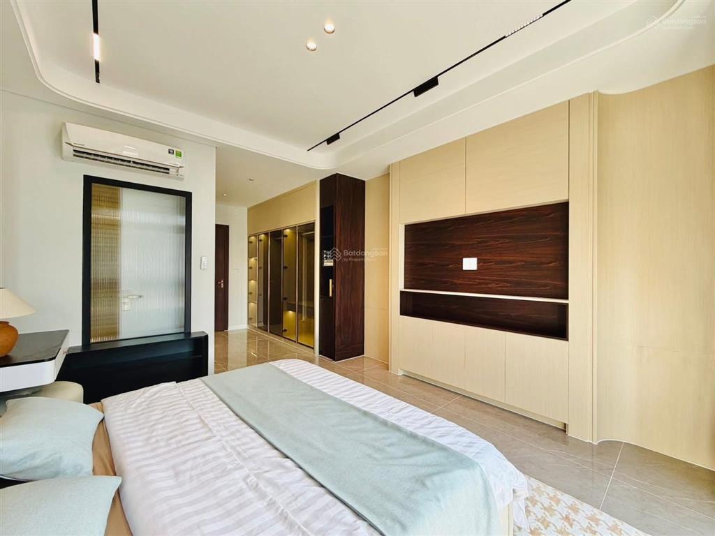 Chuyển công tác cần bán nhà lê đại hành, q11  dt 80m2. hẻm rộng 1 sẹc 7m xe hơi