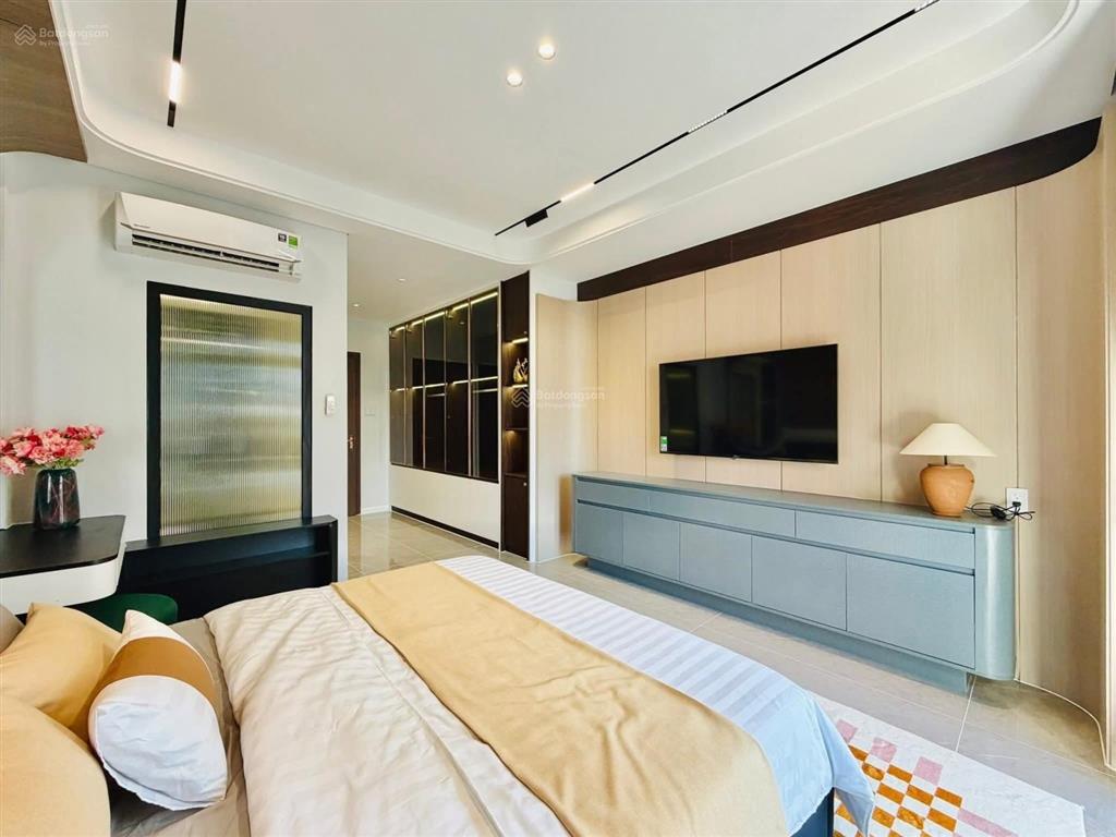 Chuyển công tác cần bán nhà lê đại hành, q11  dt 80m2. hẻm rộng 1 sẹc 7m xe hơi