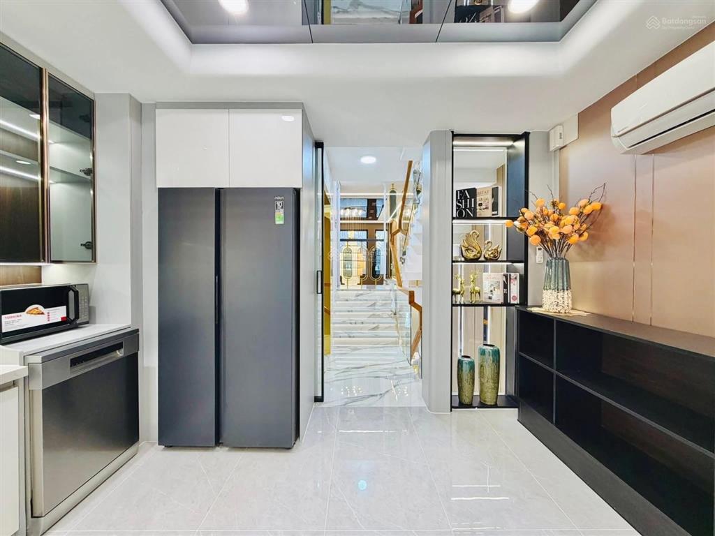 Chuyển công tác cần bán nhà lê đại hành, q11  dt 80m2. hẻm rộng 1 sẹc 7m xe hơi