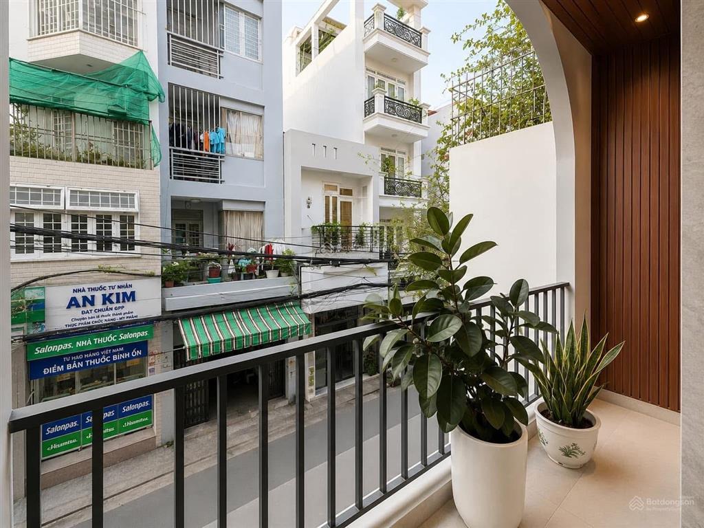 Nhà mới dọn vào ở liền ngay đường âu dương lân, q8  giá 6 tỷ 190 / dt 72m2. sổ riêng công chứng