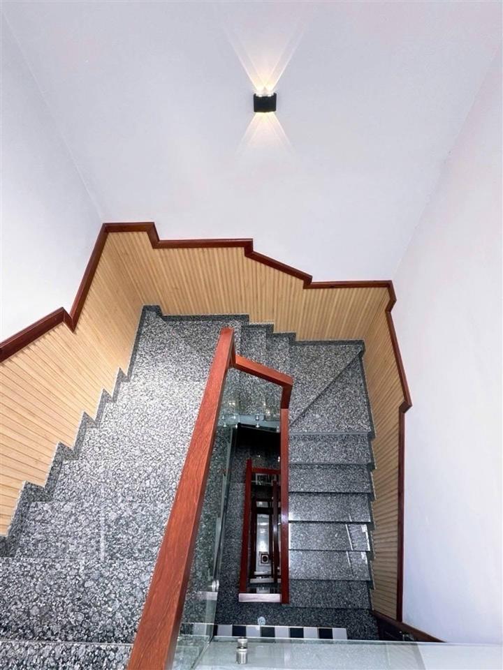 Định cư úc nên tôi bán gấp căn nhà phan văn hân, bình thạnh  giá 6 tỷ 980 / dt 60m2. sổ riêng