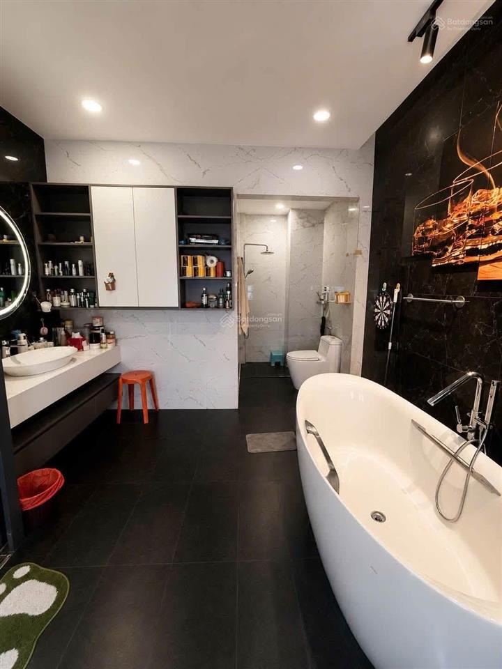 Lô góc ngay tại đường nhất chí mai  giá ful 72 m2, 4pn, 5wc, nổi bật. sổ sẵn