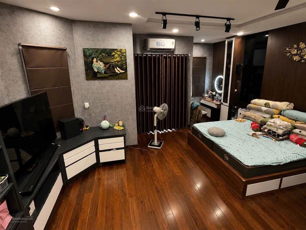 Lô góc ngay tại đường nhất chí mai  giá ful 72 m2, 4pn, 5wc, nổi bật. sổ sẵn