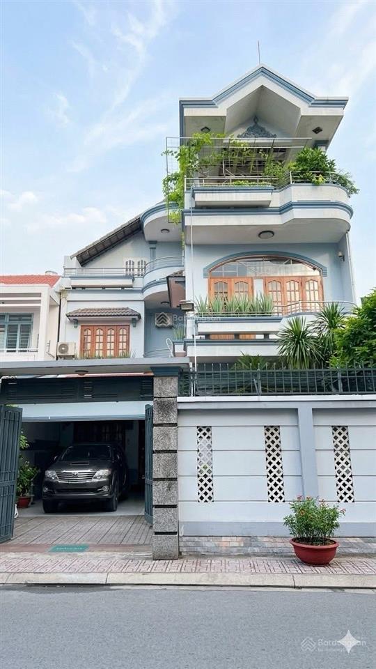 Ngang 6m x dài 20m công nhận đủ  quốc hương, quận 2. đường 8m xe hơi đỗ trong nhà