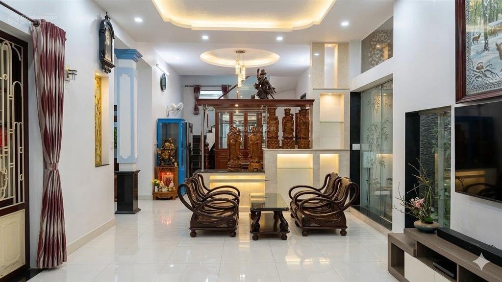 Ngang 6m x dài 20m công nhận đủ  quốc hương, quận 2. đường 8m xe hơi đỗ trong nhà