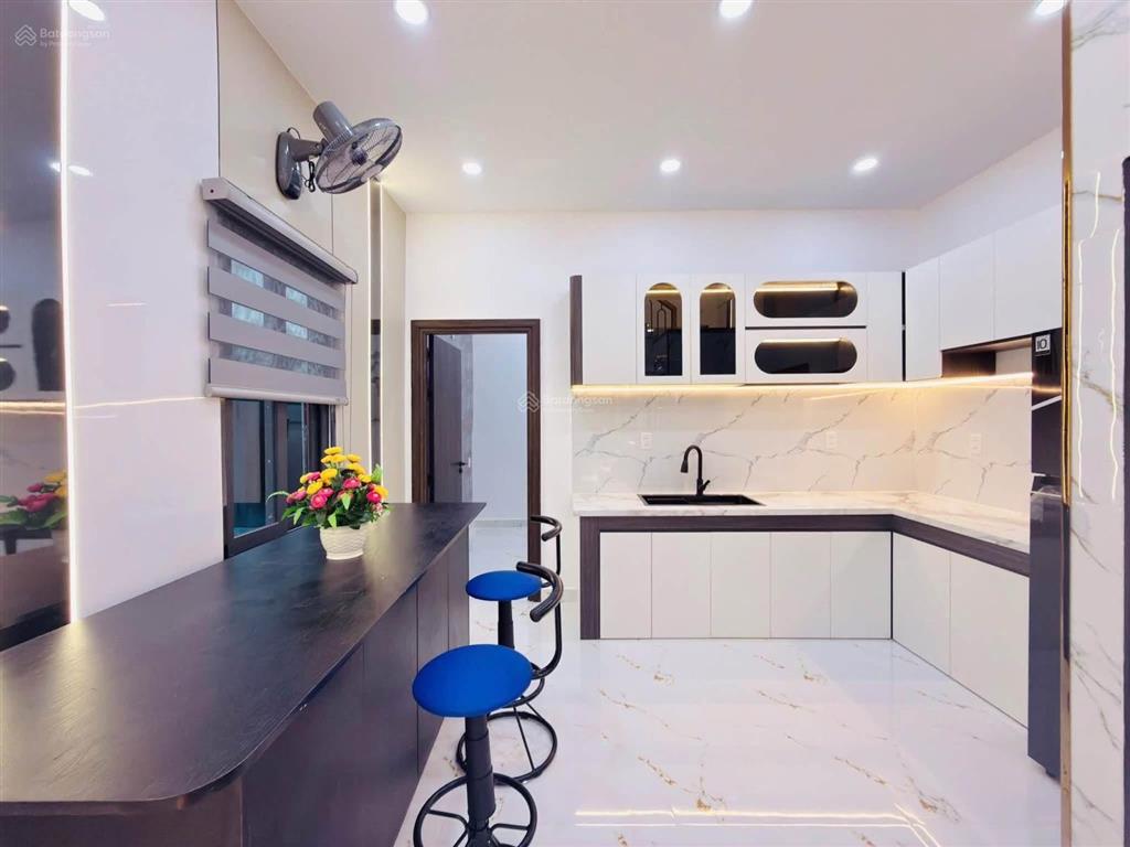 Giảm sâu cho khách chốt liền. đường trần phú, q5  dt 52m2. hẻm xe hơi 6m. sổ riêng