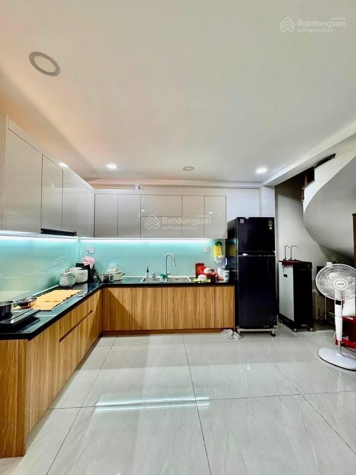 Bán nhanh trong tháng nên để giá rẻ 6 tỷ 890 / dt ngang 5m x dài 14m. đường phan văn trị. hẻm 8m