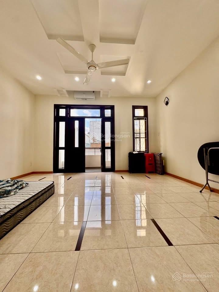 Bán nhanh trong tháng nên để giá rẻ 6 tỷ 890 / dt ngang 5m x dài 14m. đường phan văn trị. hẻm 8m