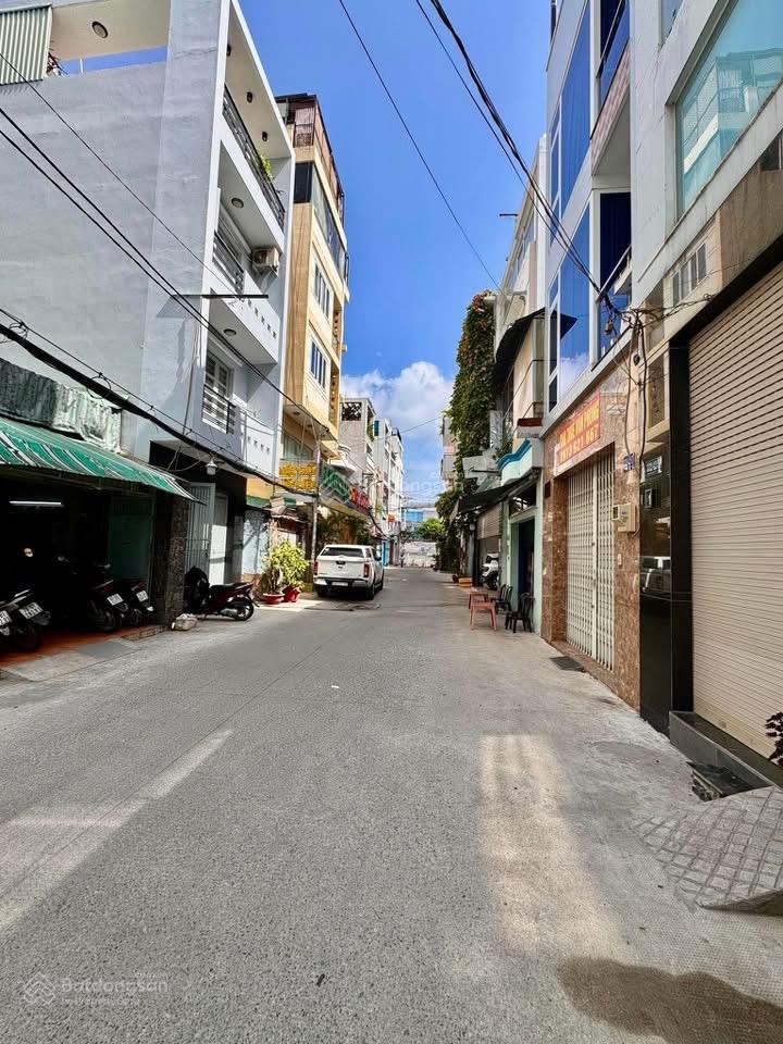 Bán nhanh trong tháng nên để giá rẻ 6 tỷ 890 / dt ngang 5m x dài 14m. đường phan văn trị. hẻm 8m