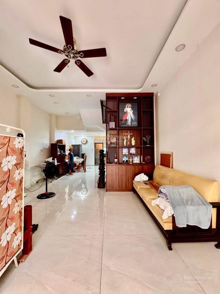 Bán nhanh trong tháng nên để giá rẻ 6 tỷ 890 / dt ngang 5m x dài 14m. đường phan văn trị. hẻm 8m