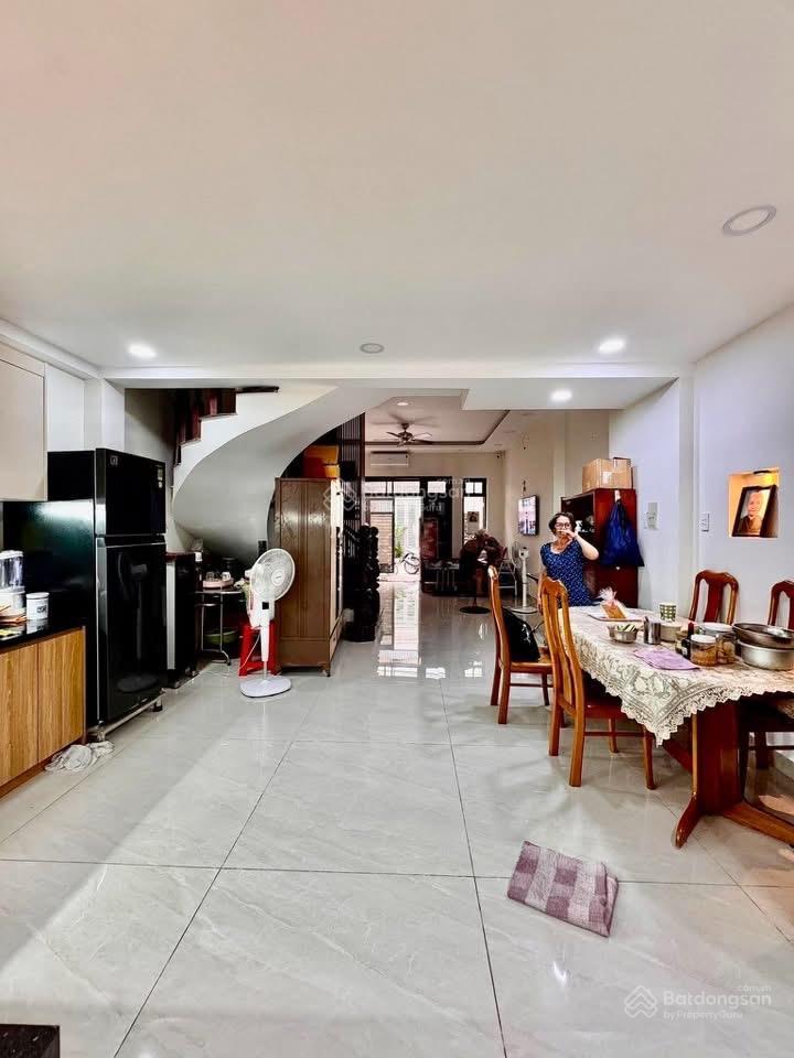 Bán nhanh trong tháng nên để giá rẻ 6 tỷ 890 / dt ngang 5m x dài 14m. đường phan văn trị. hẻm 8m