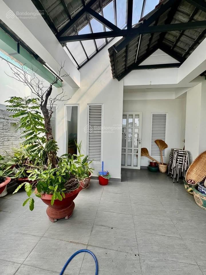 Bán nhanh trong tháng nên để giá rẻ 6 tỷ 890 / dt ngang 5m x dài 14m. đường phan văn trị. hẻm 8m