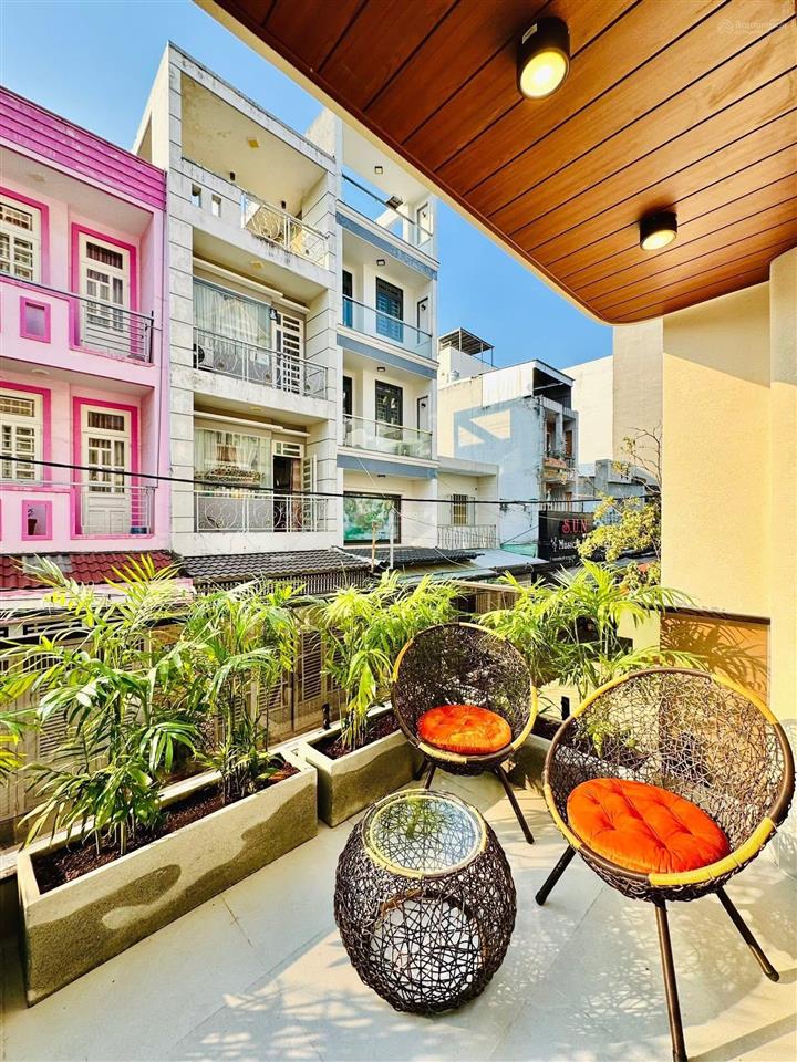 Vị trí ngay hòa bình giao với lũy bán bích  giá 4 tỷ 680 / dt 80m2. hẻm 8m xe hơi đỗ trong nhà
