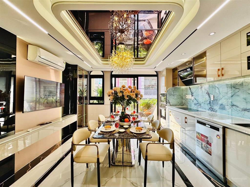 Vị trí ngay hòa bình giao với lũy bán bích  giá 4 tỷ 680 / dt 80m2. hẻm 8m xe hơi đỗ trong nhà