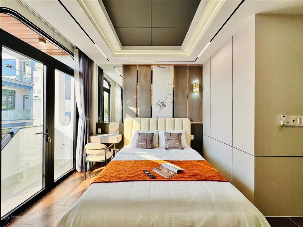 Vị trí ngay hòa bình giao với lũy bán bích  giá 4 tỷ 680 / dt 80m2. hẻm 8m xe hơi đỗ trong nhà
