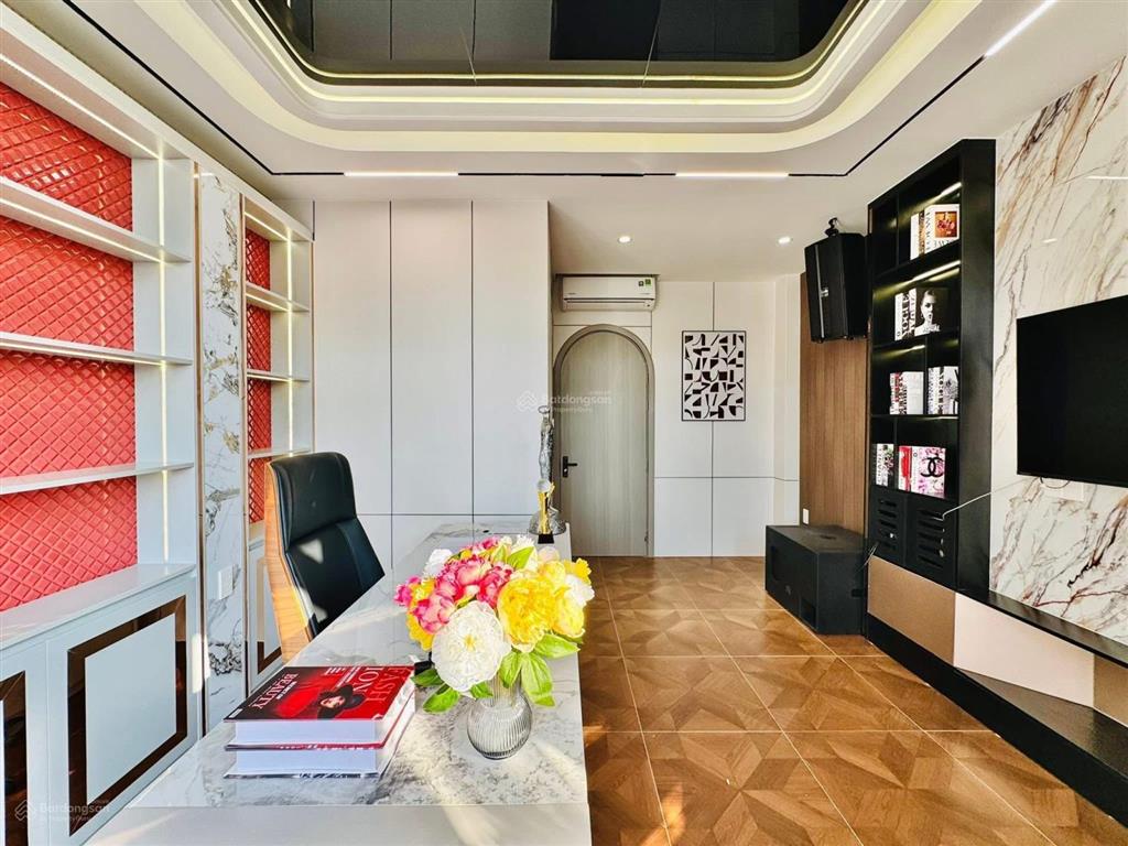 Vị trí ngay hòa bình giao với lũy bán bích  giá 4 tỷ 680 / dt 80m2. hẻm 8m xe hơi đỗ trong nhà