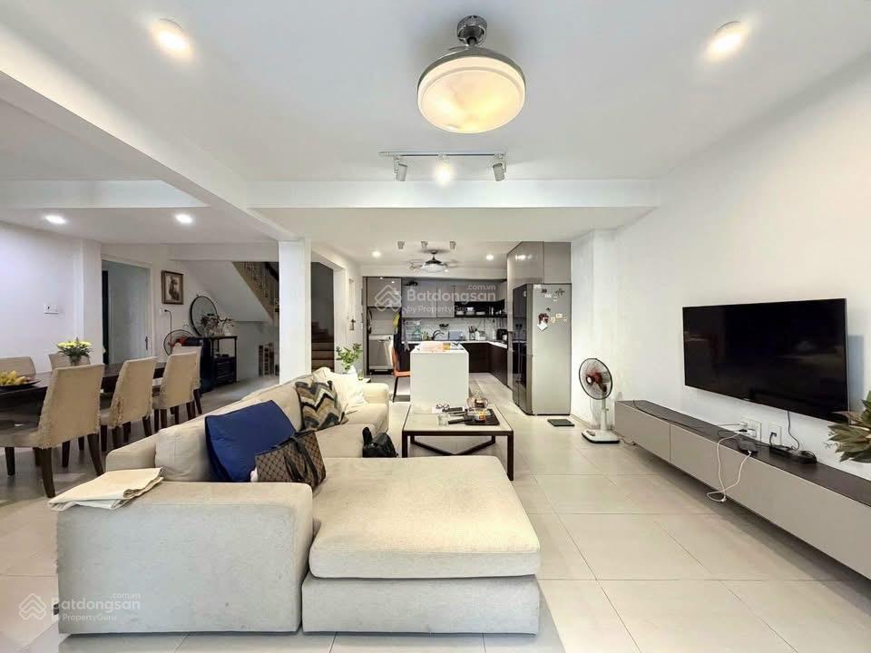 Gần tiệm vịt quay đường bùi hữu nghĩa, quận 5  giá 6 tỷ 330 / dt 105m2. sổ sẵn công chứng