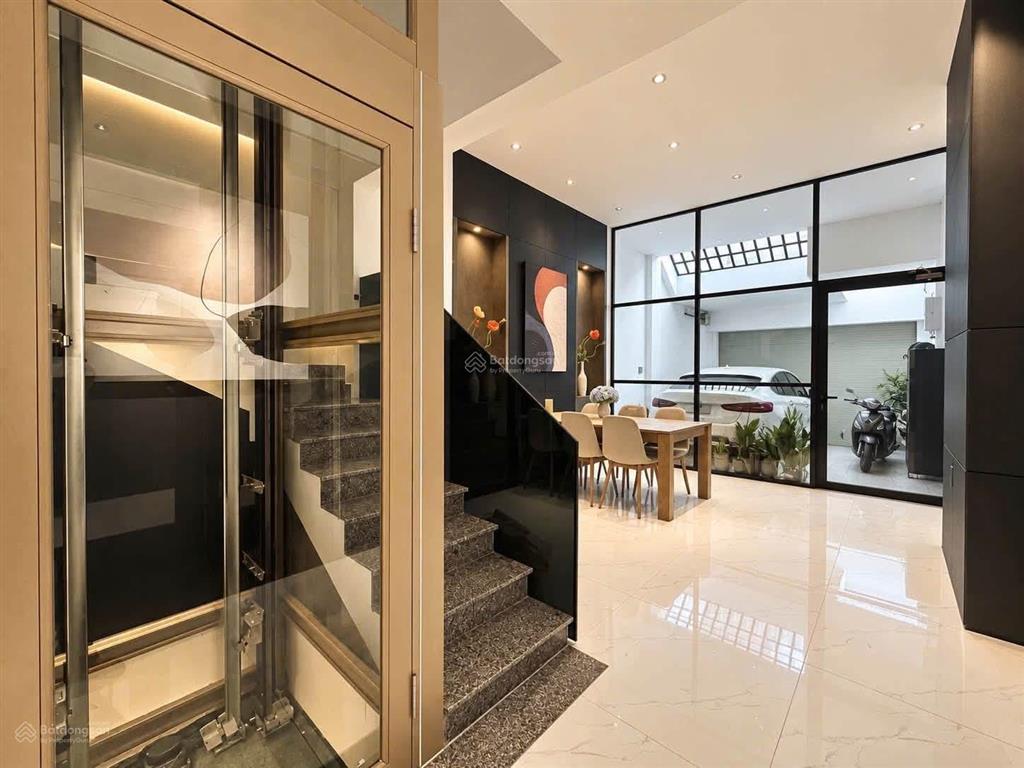 Ngay cư xá đô thành, quận 3  giá 5 tỷ 090 / ngang 4,5m x dài 18m. sổ sẵn. xe hơi trong nhà
