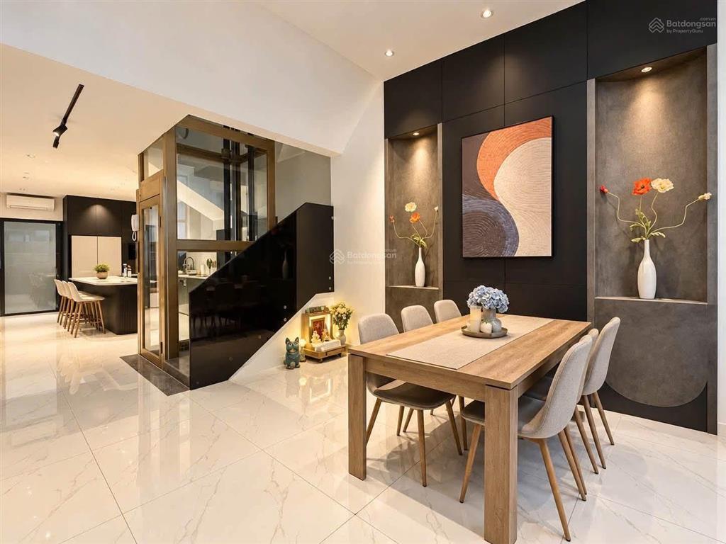 Ngay cư xá đô thành, quận 3  giá 5 tỷ 090 / ngang 4,5m x dài 18m. sổ sẵn. xe hơi trong nhà