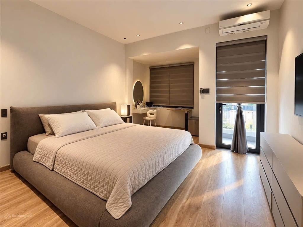 Ngay cư xá đô thành, quận 3  giá 5 tỷ 090 / ngang 4,5m x dài 18m. sổ sẵn. xe hơi trong nhà