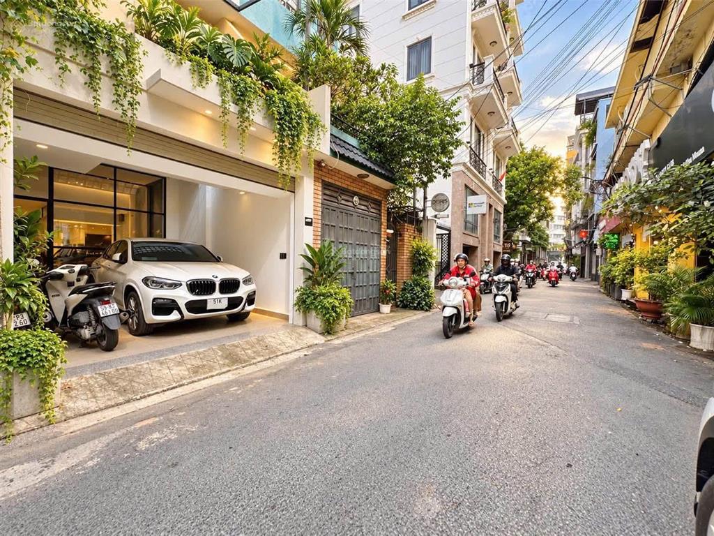 Ngay cư xá đô thành, quận 3  giá 5 tỷ 090 / ngang 4,5m x dài 18m. sổ sẵn. xe hơi trong nhà