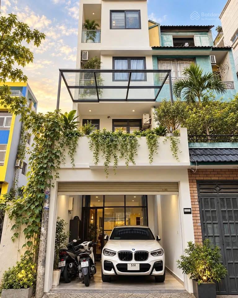 Ngay cư xá đô thành, quận 3  giá 5 tỷ 090 / ngang 4,5m x dài 18m. sổ sẵn. xe hơi trong nhà