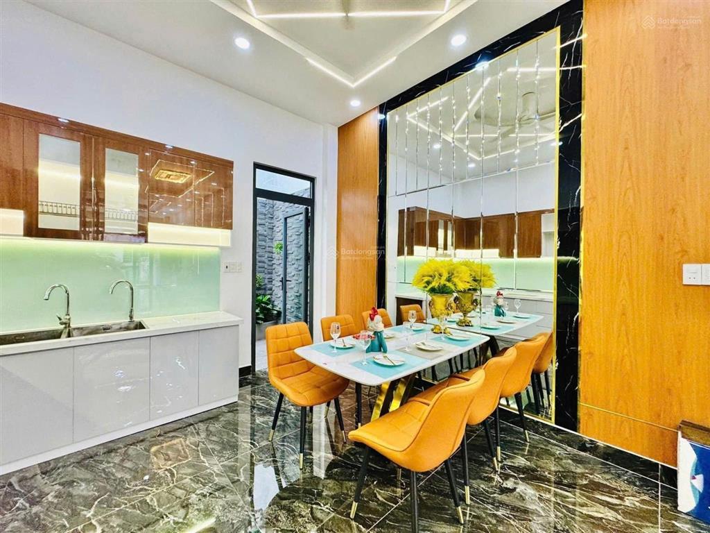 Bán nhà 93m2 đường 7m ngay cách mạng tháng 8quận 3. giá 5tỷ4 thuê 26tr. gần công viên lê thị riêng