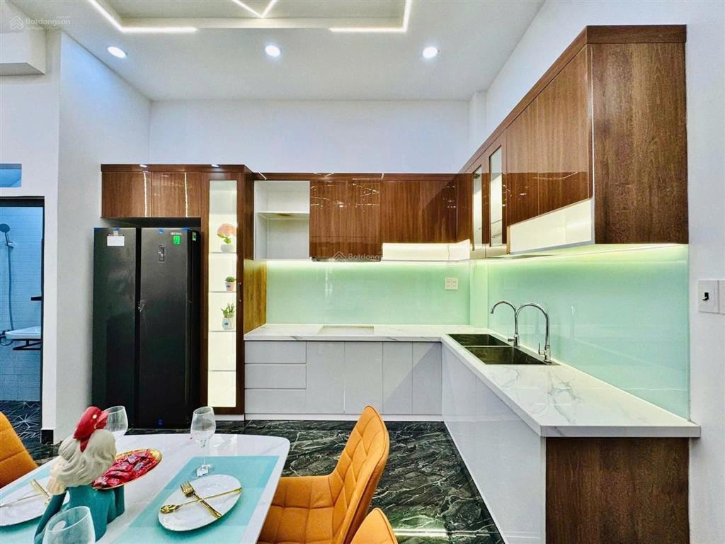 Bán nhà 93m2 đường 7m ngay cách mạng tháng 8quận 3. giá 5tỷ4 thuê 26tr. gần công viên lê thị riêng