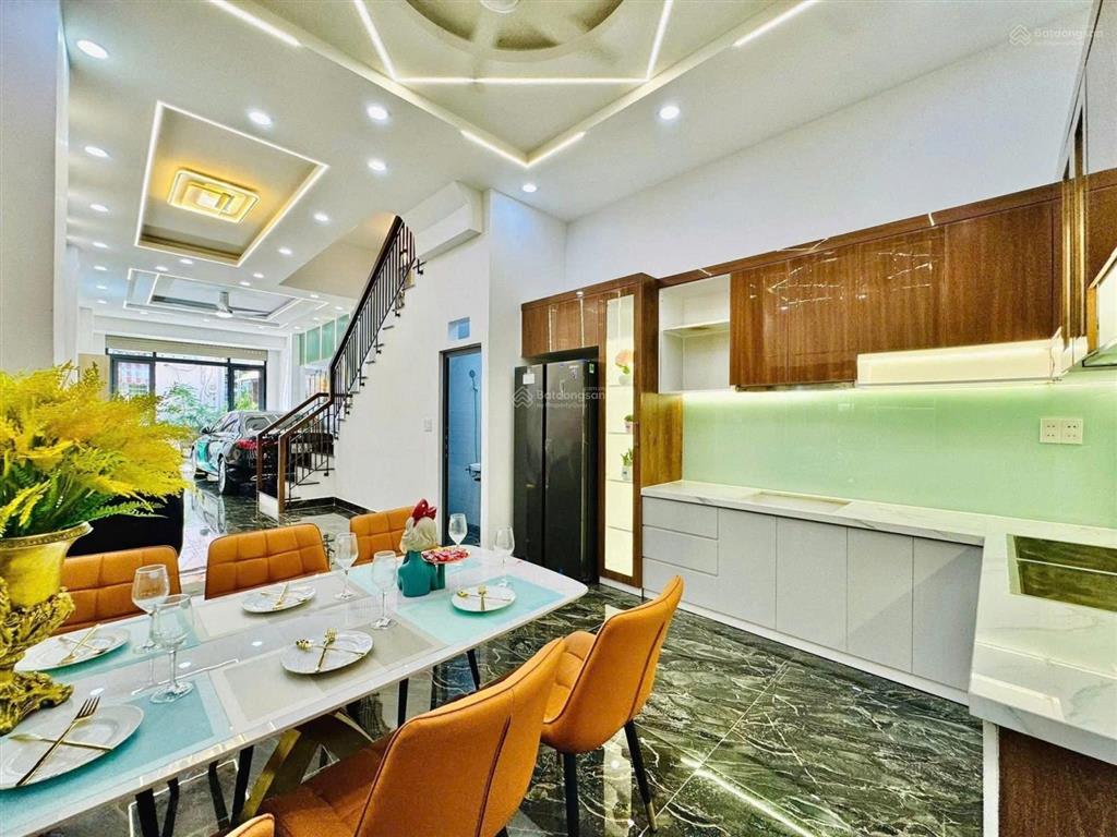 Bán nhà 93m2 đường 7m ngay cách mạng tháng 8quận 3. giá 5tỷ4 thuê 26tr. gần công viên lê thị riêng