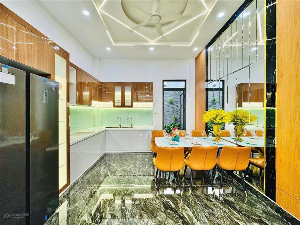 Bán nhà 93m2 đường 7m ngay cách mạng tháng 8quận 3. giá 5tỷ4 thuê 26tr. gần công viên lê thị riêng