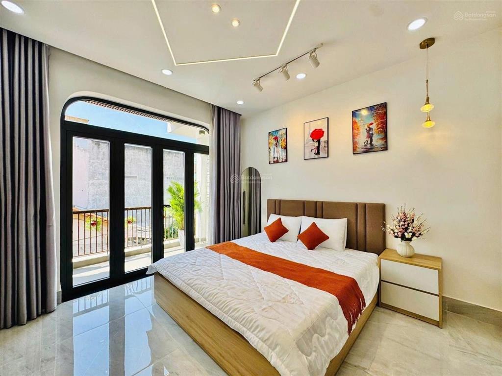 Bán nhà 93m2 đường 7m ngay cách mạng tháng 8quận 3. giá 5tỷ4 thuê 26tr. gần công viên lê thị riêng