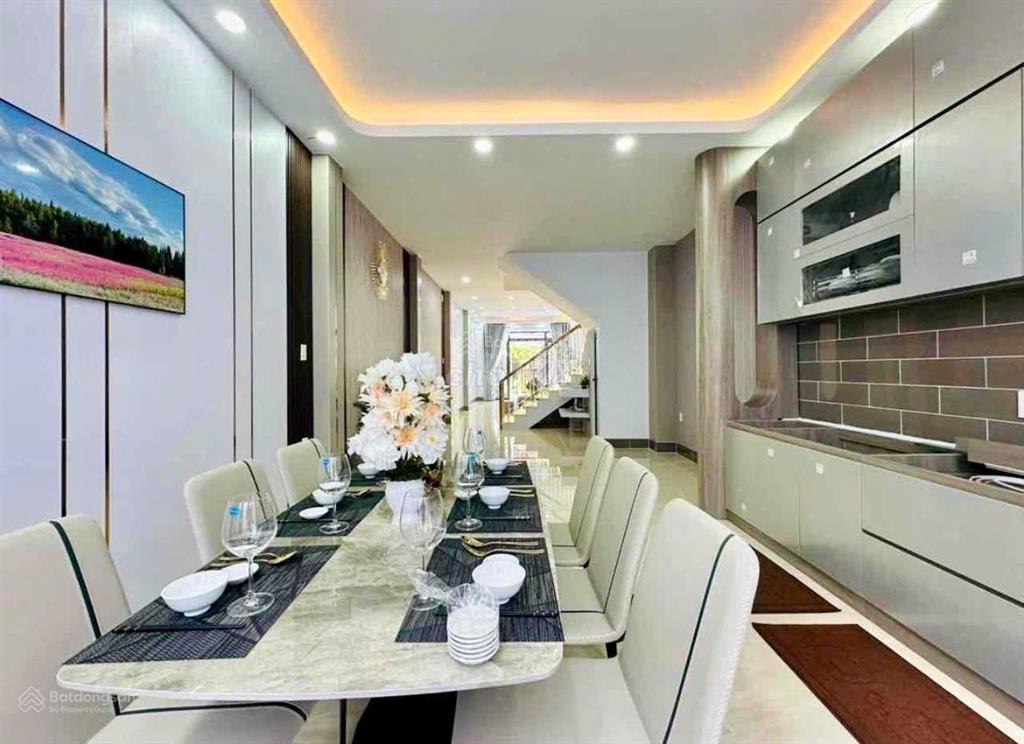 Lên sóng nhà đẹp quận 4 giá 3tỷ2/70m2, đường lê quốc hưng, phường 13. gần chợ xóm chiếu