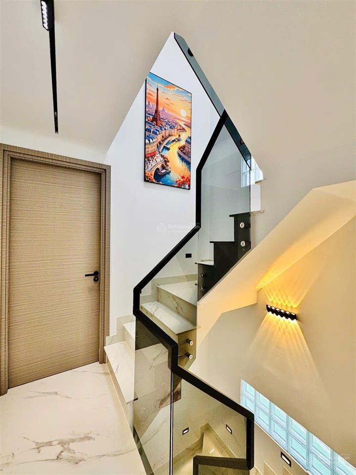 Trung tâm quận 5 đường trần hưng đạo hai ôtô né nhau, 3tỷ450 dt 81m2 (4,6mx17,5m), gần chợ cao đạt