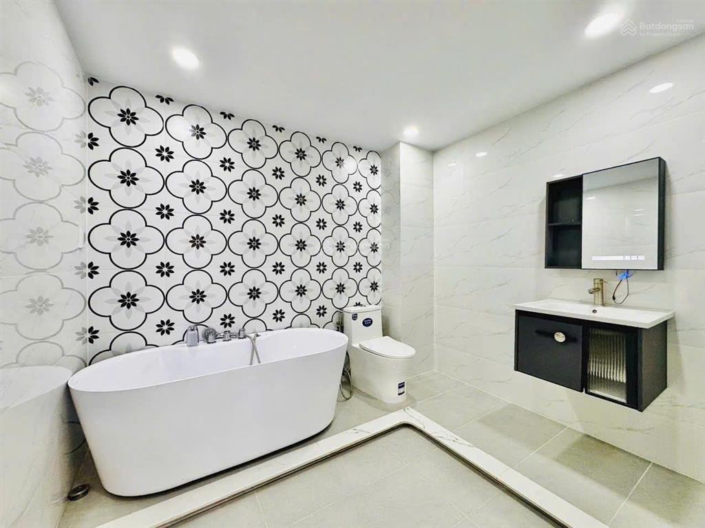 Đoàn văn bơ  quận 4, dt 74m2 (3pn  4nvs) giá 3tỷ320 xe hơi tới cửa, gần chợ xóm chiếu