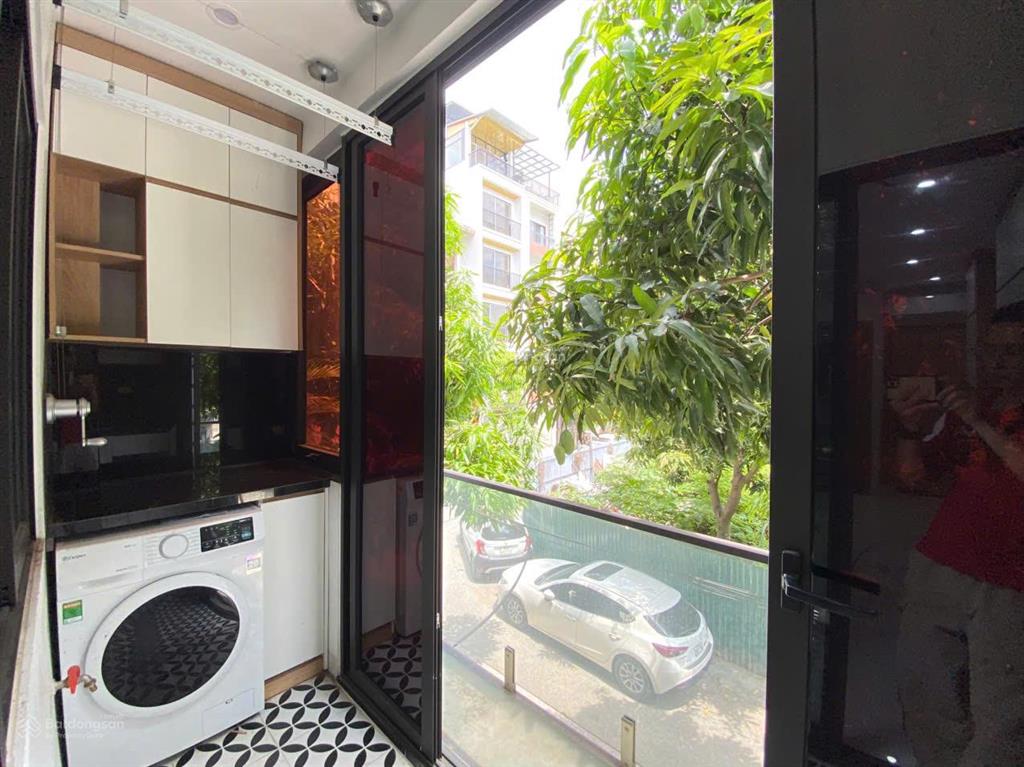 Studio bếp tách riêng ô tô đỗ cửa ngõ ô tô tránh nhau  ban công rộng  chỉ 5.5tr