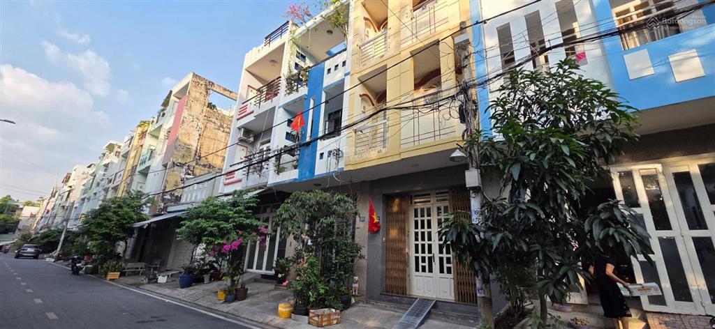 12q6qf
quận 6 mt số bình phú 4tầng ,4x12 giá nhỉnh 7ty