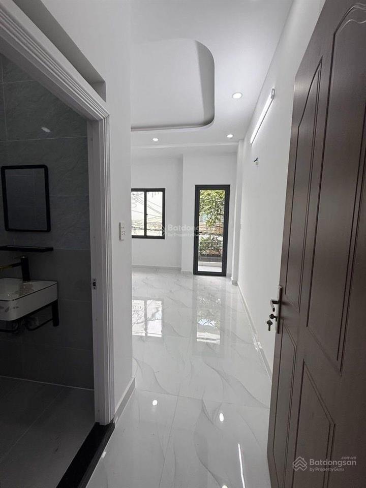 Bán nhà 2 tầng. 4x10m. 5m thông. giá 3t95. vuông vức. bình trị đông. tên lửa. h.lộ 2. q. bình tân.