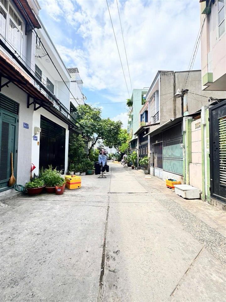 An dương vương. lý chiêu hoàng. bình phú. q6. 4x14m. 3 tầng. 6m thông. giá 5t25. vuông vức. ko lg.