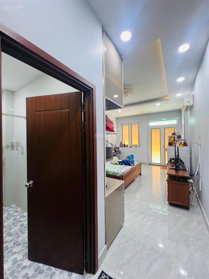Nhà 4 tầng. dt 4x20m. hẻm 8m. 8 tỷ hơn. thang máy 650kg. tô hiệu. hoà bình. luỹ bán bích. q.tân phú