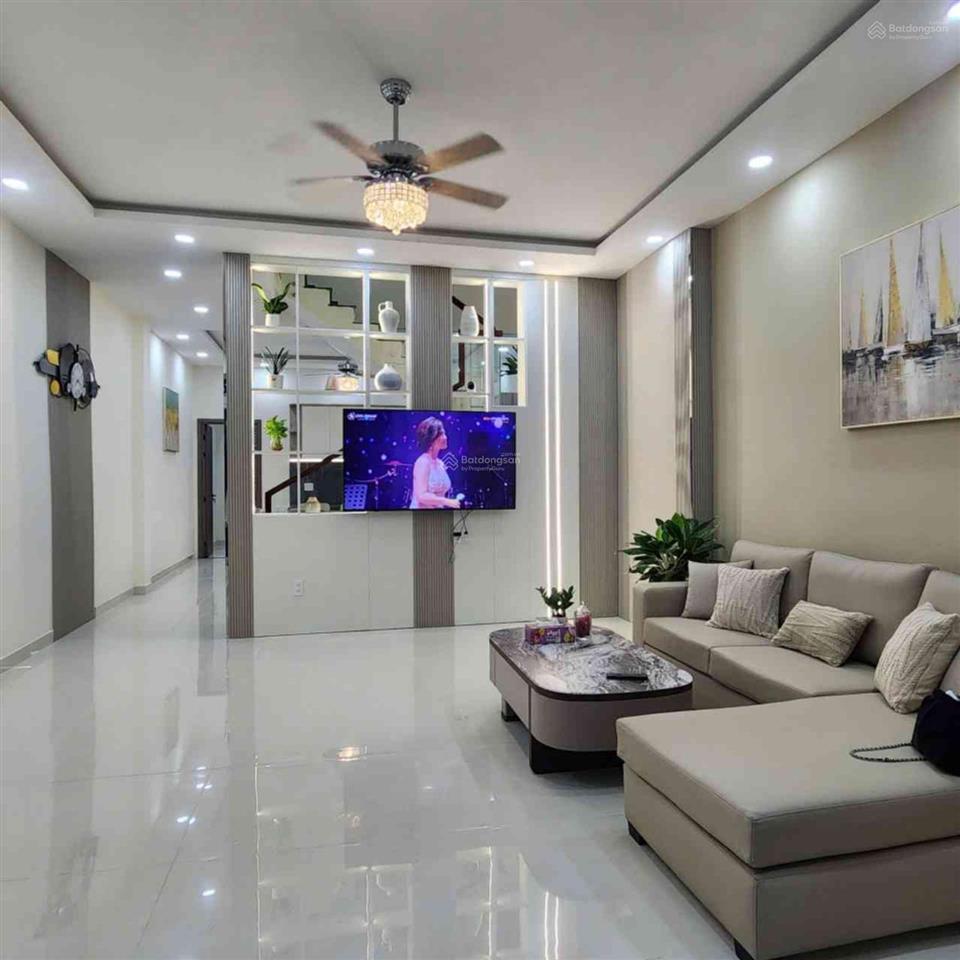 Dt 5x18m. 3 tầng. hẻm 8m thông. 7 tỷ hơn. có lề 3m. tên lửa. lê cơ. kdc nam hùng vương. q.bình tân.
