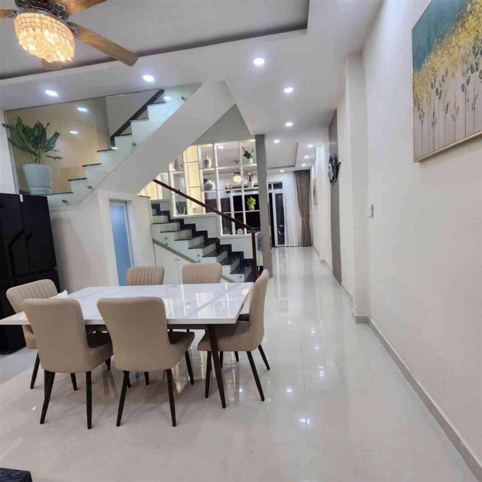 Dt 5x18m. 3 tầng. hẻm 8m thông. 7 tỷ hơn. có lề 3m. tên lửa. lê cơ. kdc nam hùng vương. q.bình tân.