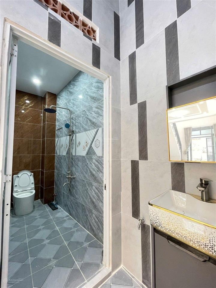 Hiếm. nhà mới 3 tầng. dt 4x15m. 4 tỷ hơn. hẻm 7m thông. hương lộ 2. bình trị đông. quận bình tân.