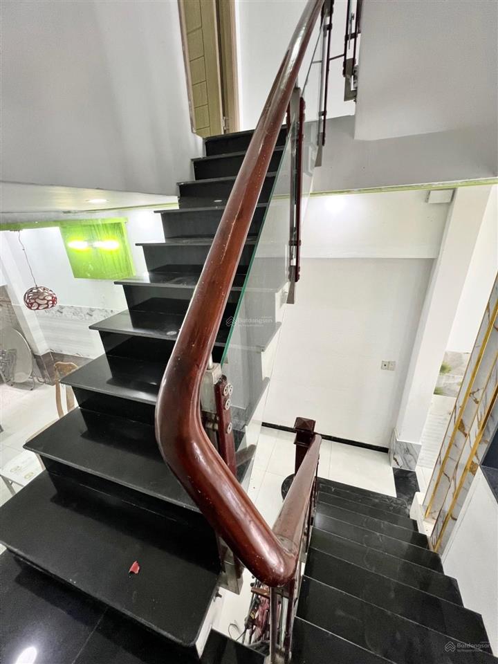 Gấp bán. 4 tầng. dt 4x15m. 5 tỷ hơn. hẻm 5m thông. an dương vương. lê cơ. võ văn kiệt. q. bình tân.