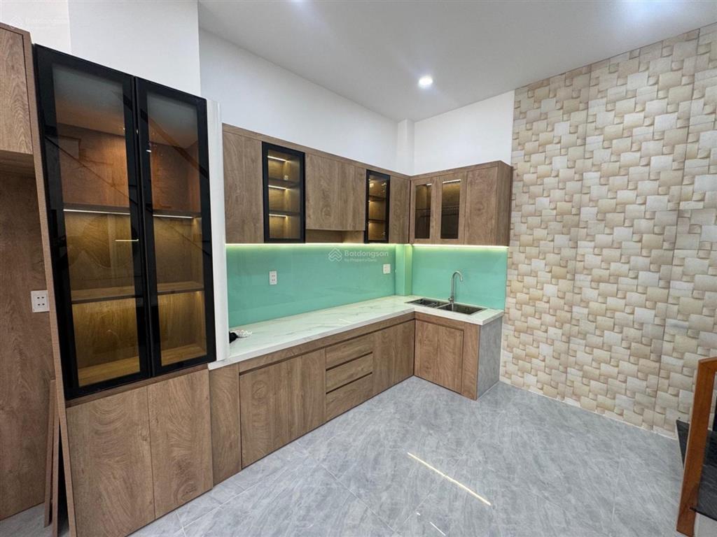 Sát mt lạc long quân. minh phụng. bình thới. dt 4x11m. 4 tỷ hơn. 2 tầng. hẻm 1/. xe hơi thông. q.11