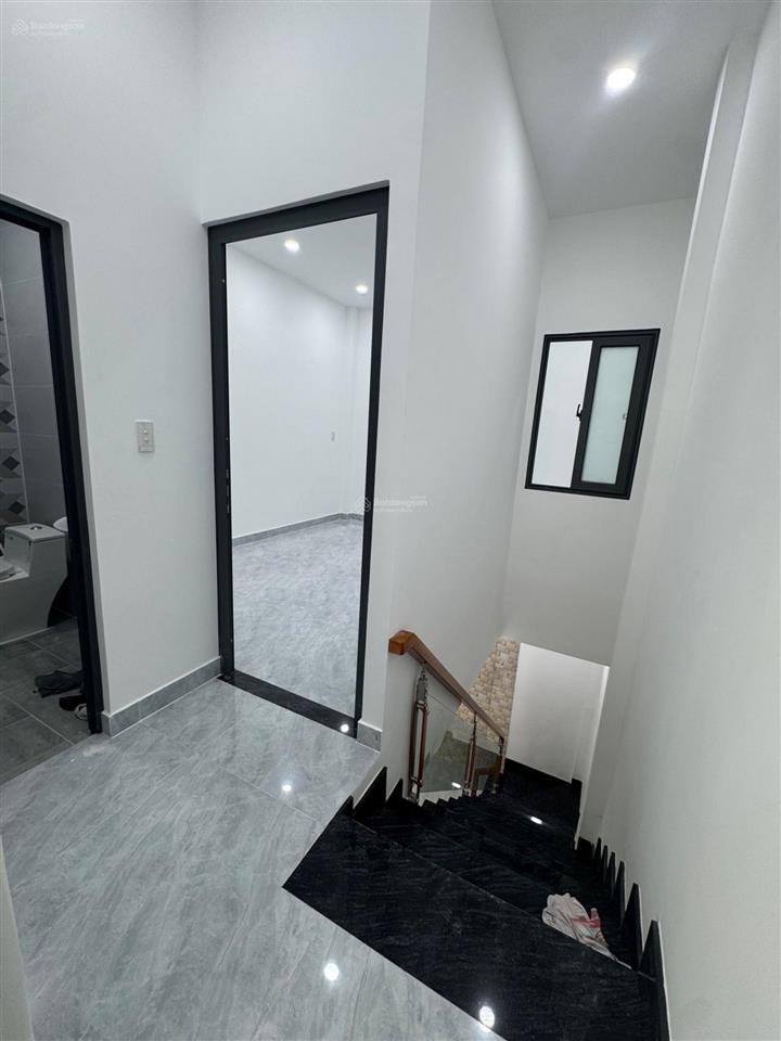 Sát mt lạc long quân. minh phụng. bình thới. dt 4x11m. 4 tỷ hơn. 2 tầng. hẻm 1/. xe hơi thông. q.11
