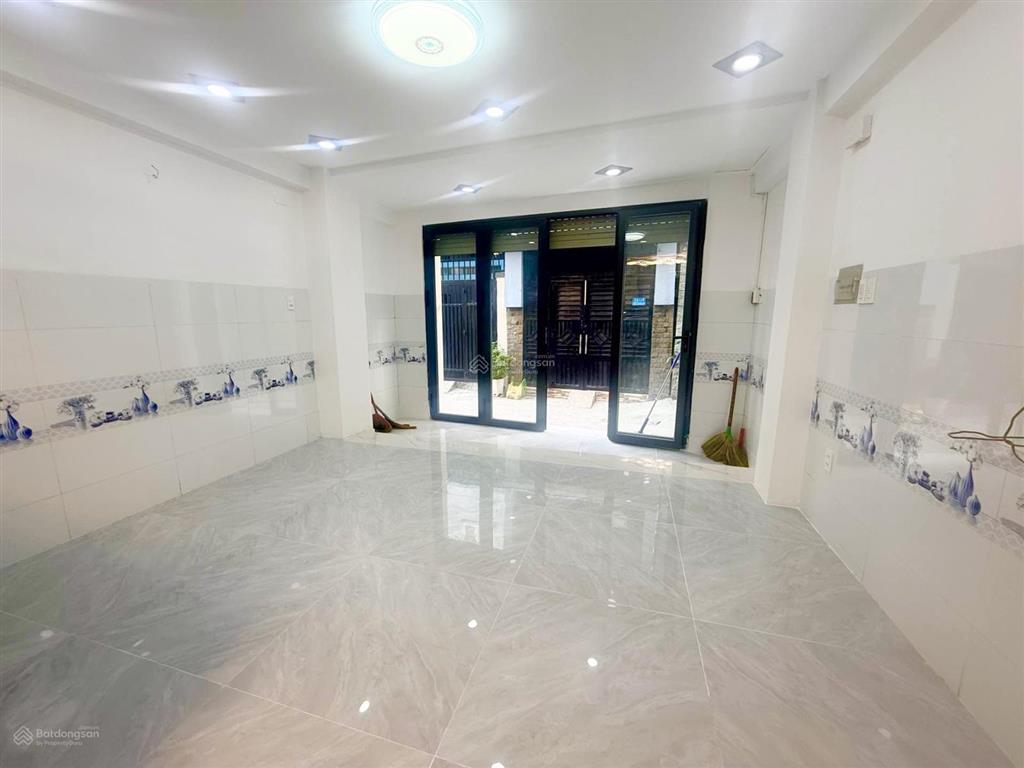 Sát dương quảng hàm đường vào 8m, mặt tiền nhà gần 4m nhà 5 tầng mới đẹp, giá 7.8 tỷ cực hiếm